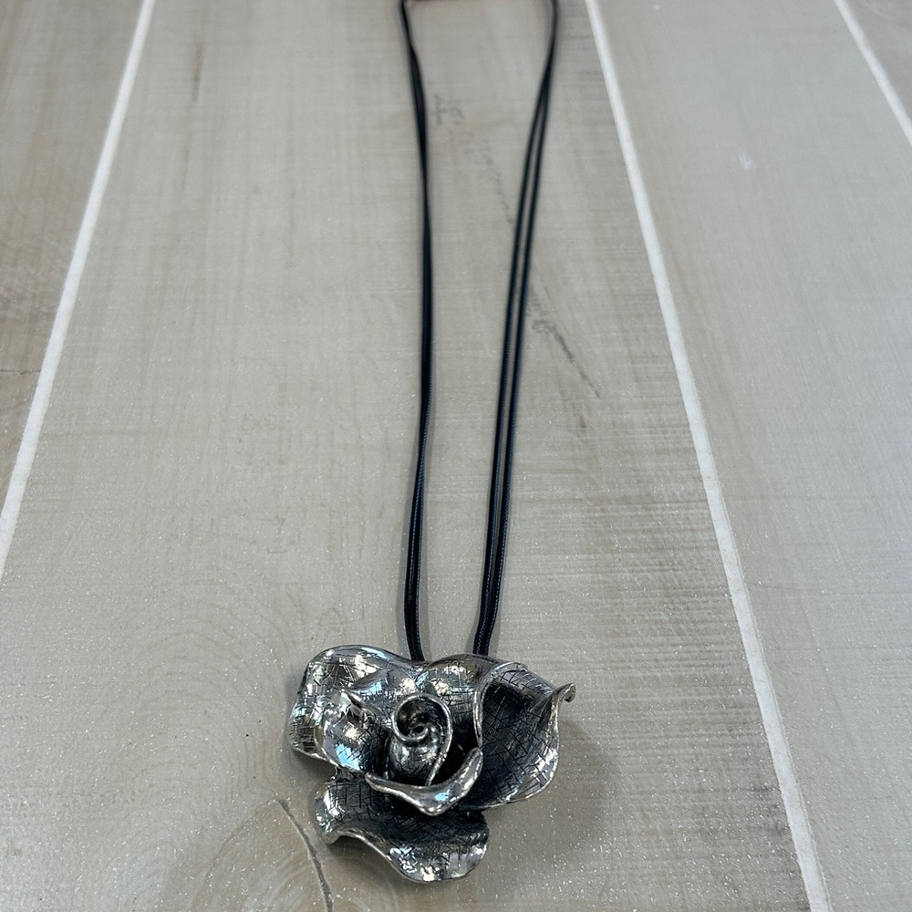 Chic Silver Rose Pendant Necklace